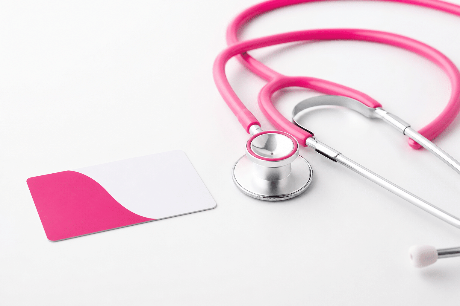 Krankenversicherungskarte neben einem Stethoskop symbolisiert die Frage, ob die Krankenkasse Sch&ouml;nheitsoperationen bezahlt.